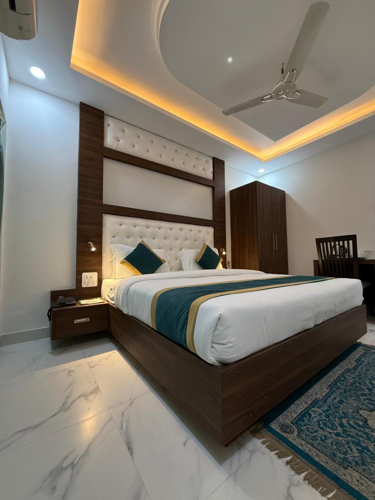 Hotel 7 Heaven เดห์ราดุน ภายนอก รูปภาพ