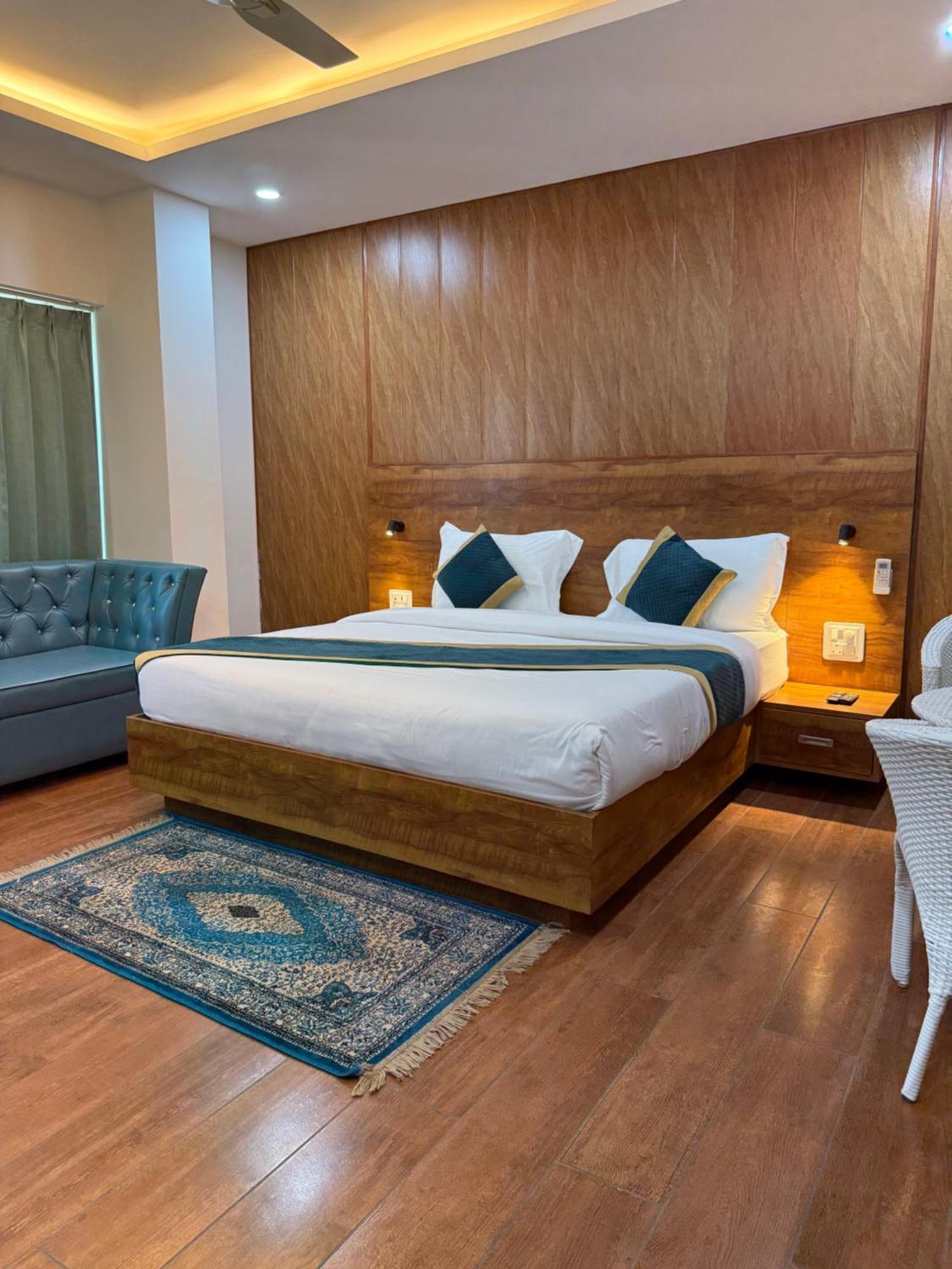 Hotel 7 Heaven เดห์ราดุน ภายนอก รูปภาพ