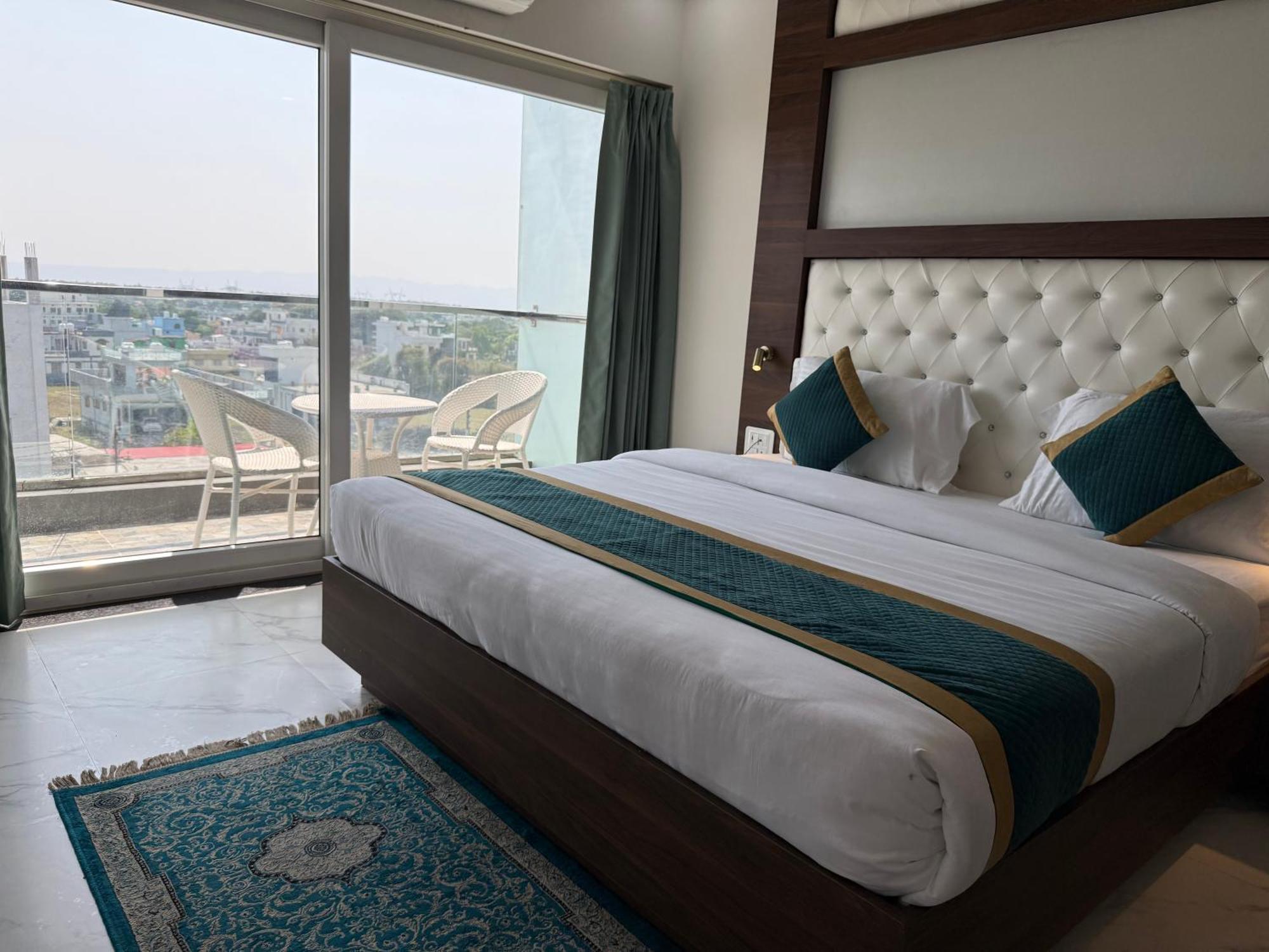 Hotel 7 Heaven เดห์ราดุน ภายนอก รูปภาพ