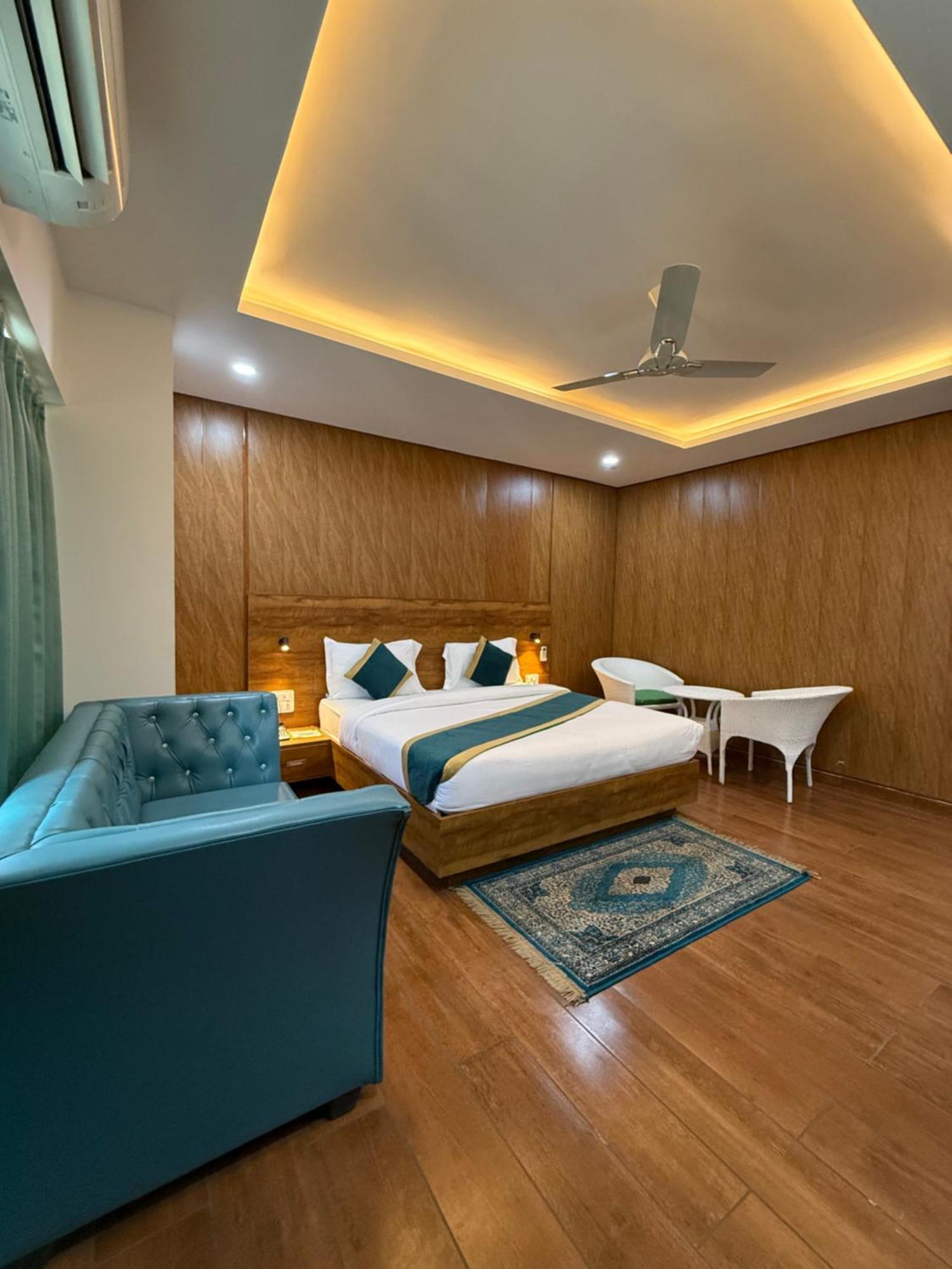 Hotel 7 Heaven เดห์ราดุน ภายนอก รูปภาพ