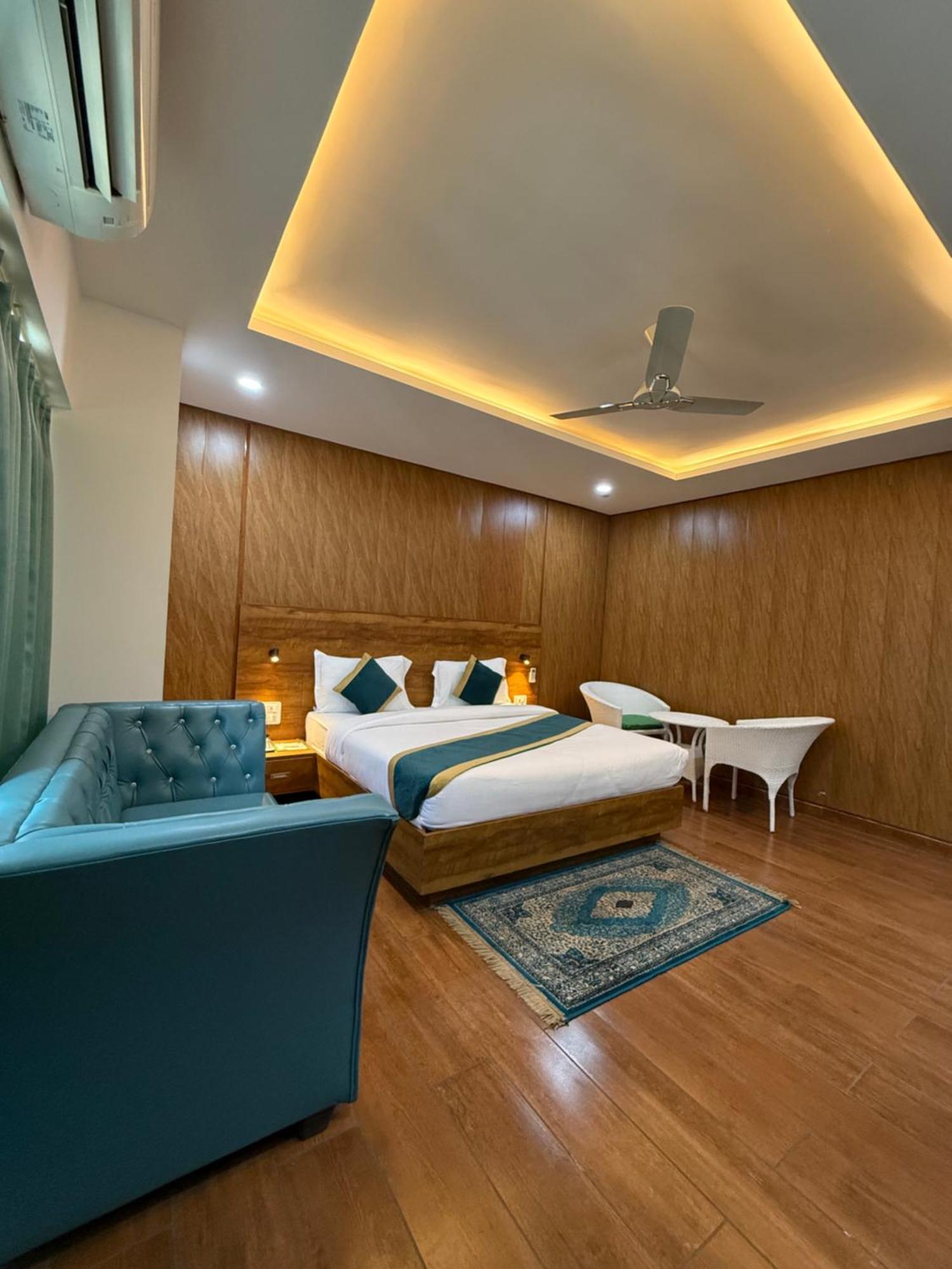 Hotel 7 Heaven เดห์ราดุน ภายนอก รูปภาพ