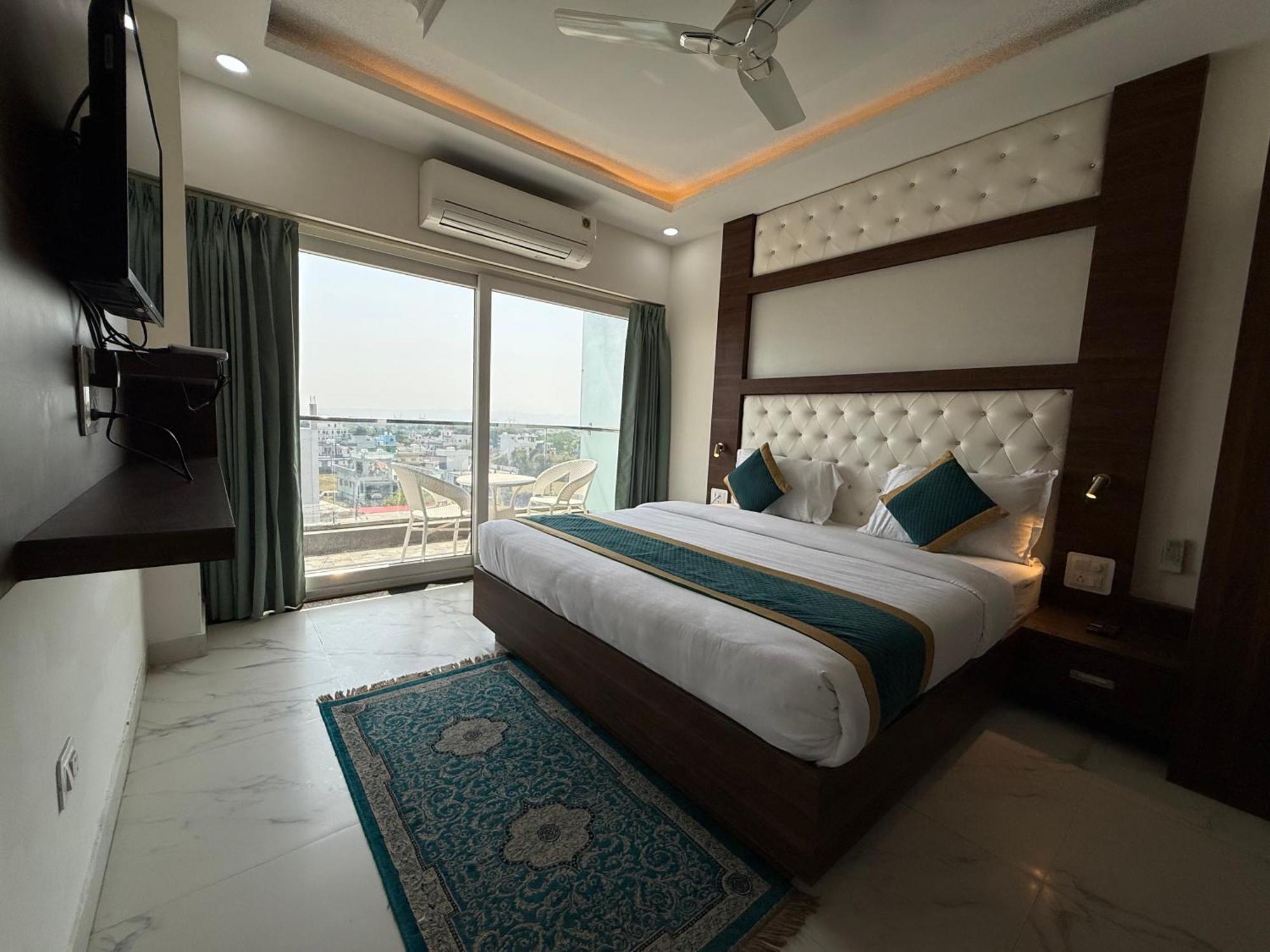 Hotel 7 Heaven เดห์ราดุน ภายนอก รูปภาพ